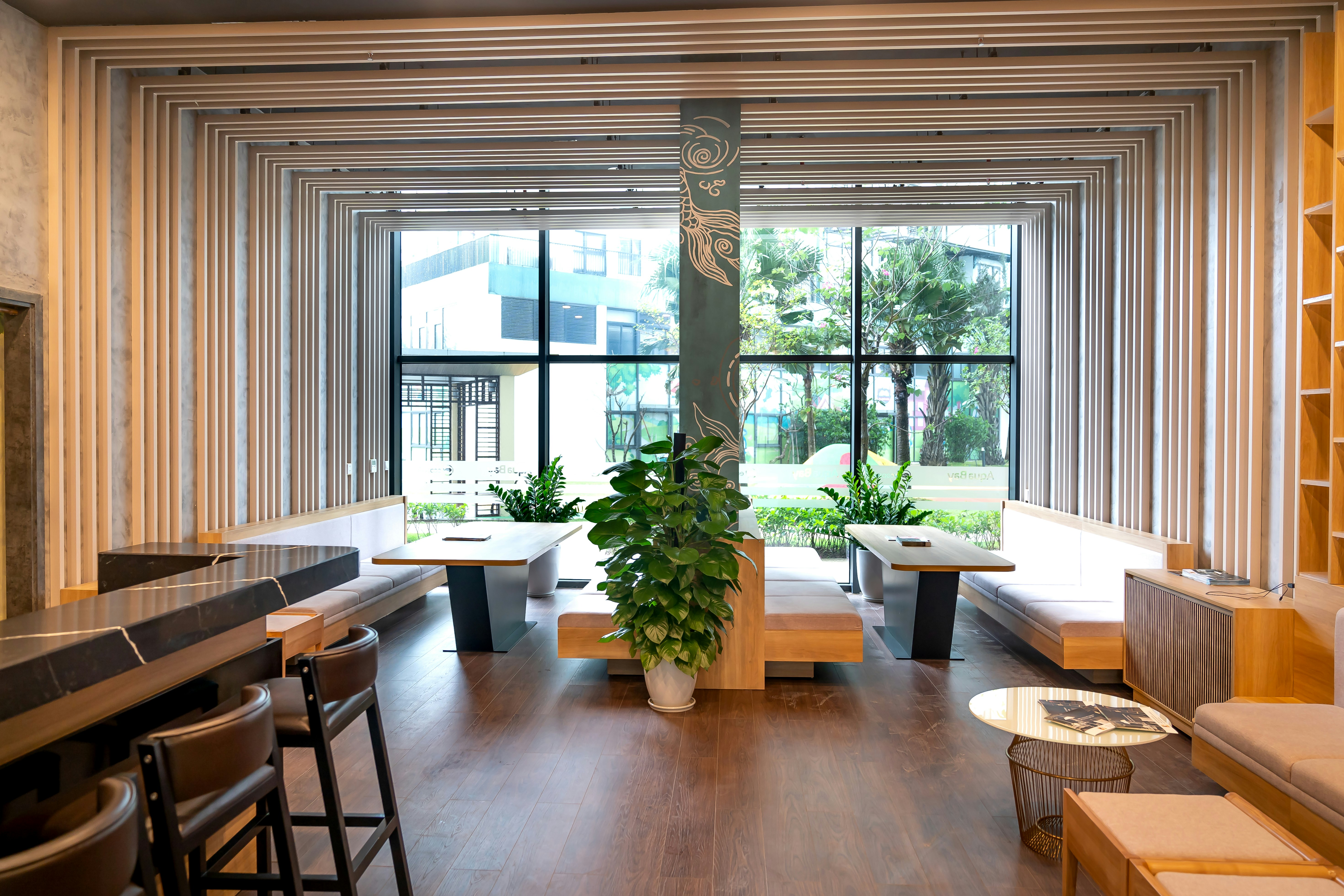 Modern irodai lounge tér — jelölti kapcsolatfelvétel és konzultáció
